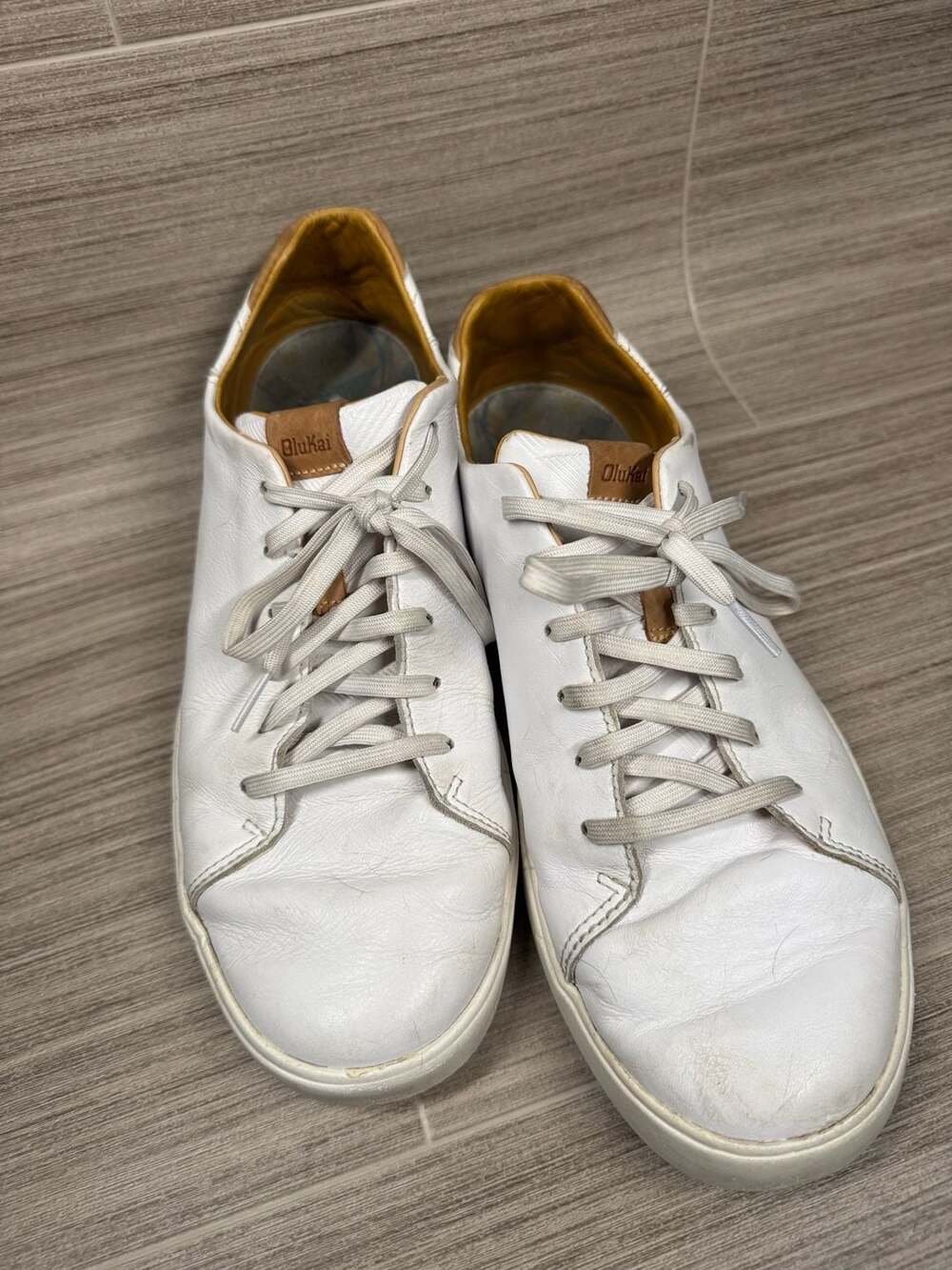 OluKai Lae'ahi Li Leather Sneakers White Men's Size 11 US / 44 EUR